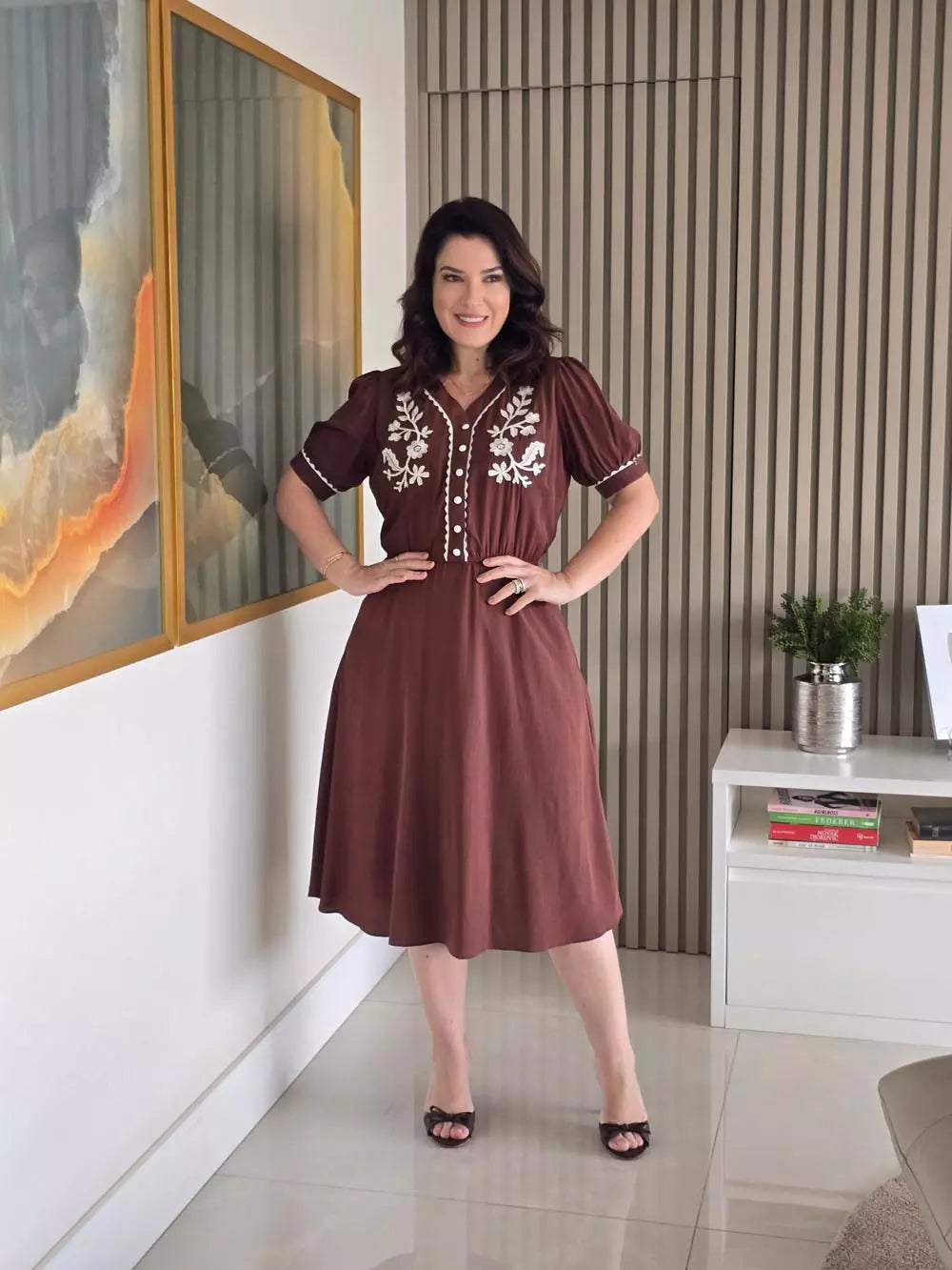 VESTIDO EVASÊ FRENTE BORDADA MARROM