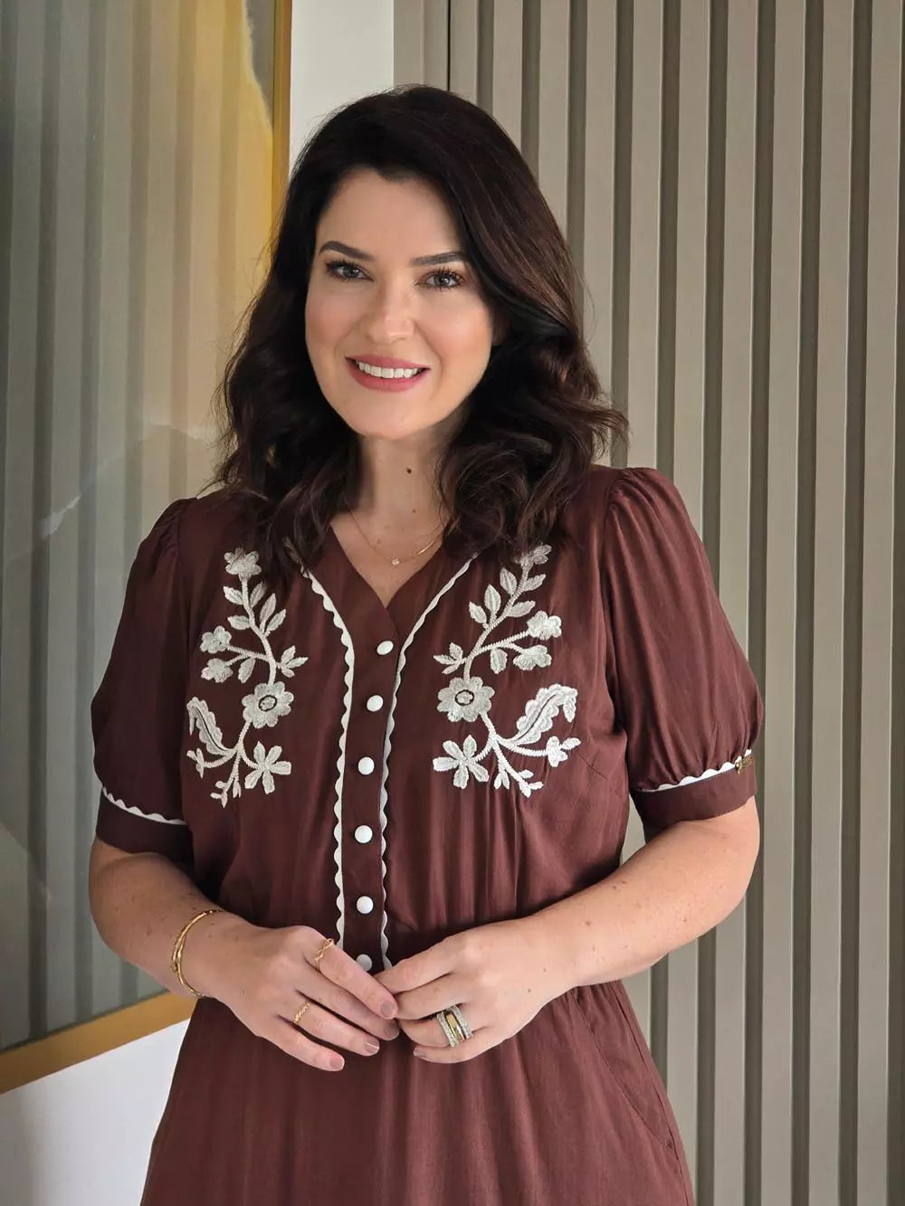 VESTIDO EVASÊ FRENTE BORDADA MARROM